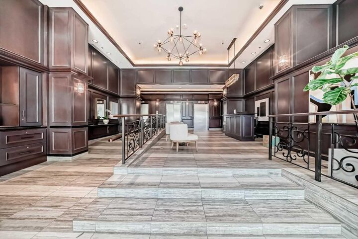 Property Photo: 817 15 Avenue SW 402 AB T2R 0H8