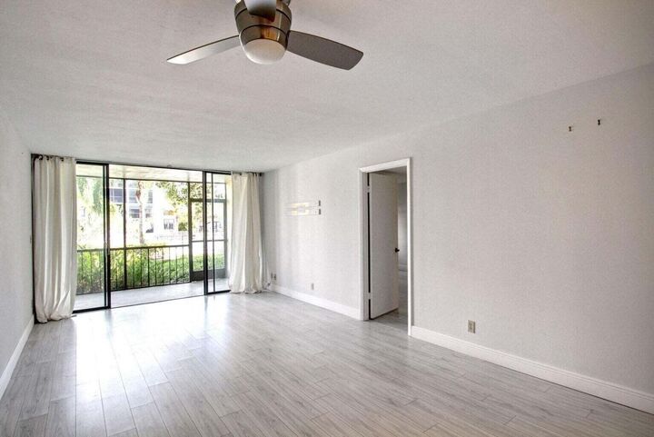 Property Photo:  11 Royal Palm Way 1040  FL 33432 