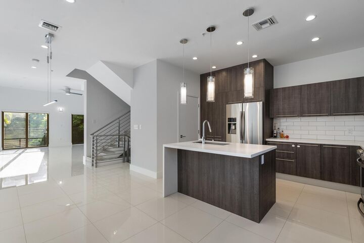 Property Photo:  180 SE 4th Terrace  FL 33060 