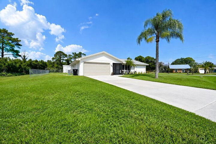 Property Photo:  1091 SE Preston Lane  FL 34983 