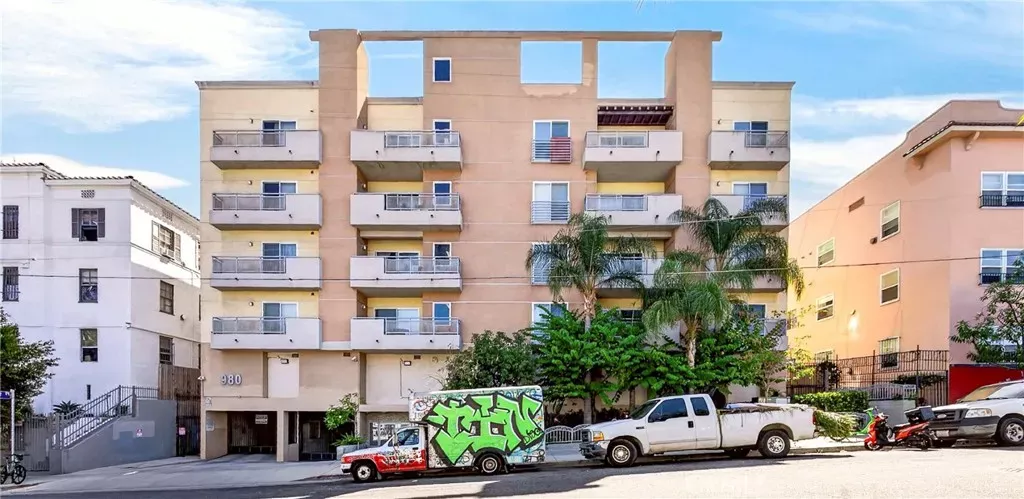 Property Photo:  980 S Oxford 303  CA 90006 