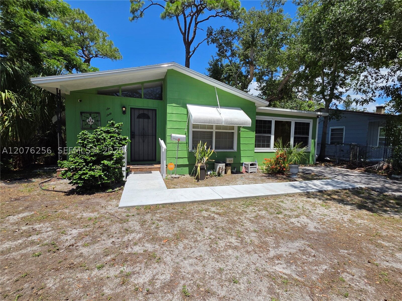 Property Photo: 667 W Harbor Dr FL 33705