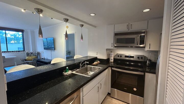 Property Photo:  540 Brickell Key Dr 512  FL 33131 