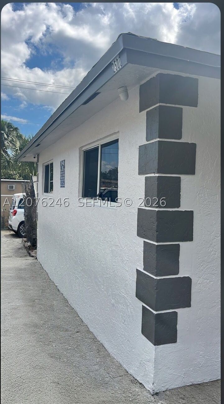 Property Photo:  2500 Franklin Dr  FL 33311 