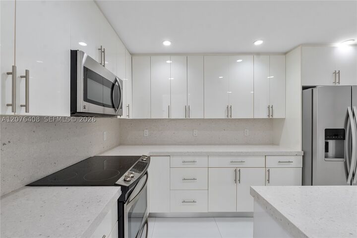 Property Photo:  90 Edgewater Dr 104  FL 33133 