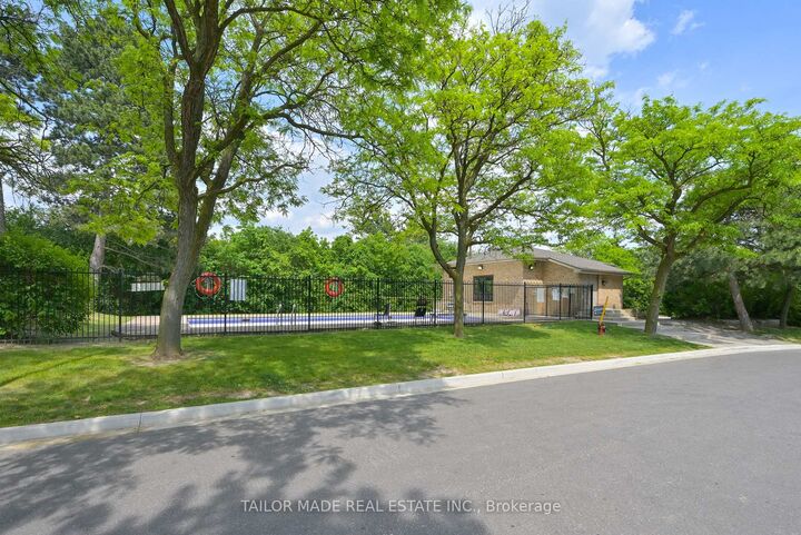 Property Photo: 79 Guildford Crescent 79 ON L6S 3K2