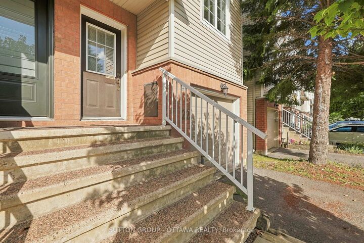 Property Photo:  22 Manhattan Crescent  ON K2C 4B4 
