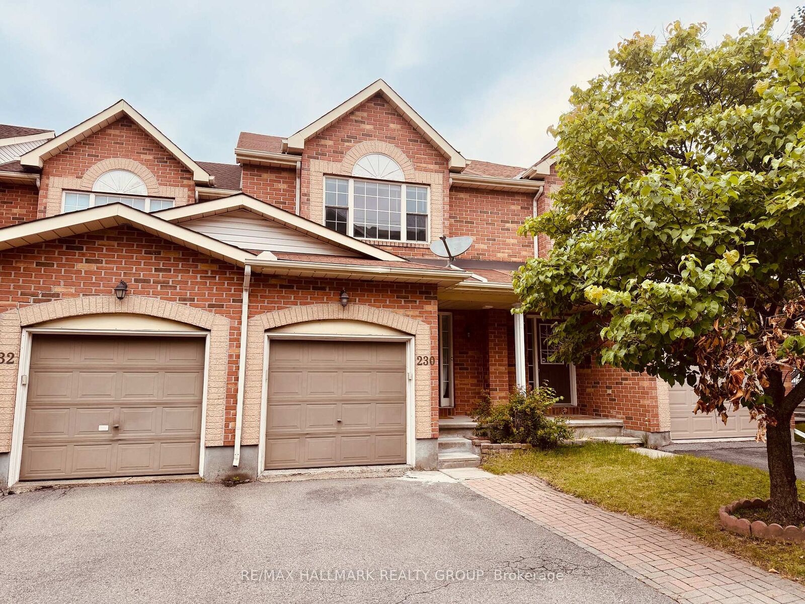 Property Photo:  230 Westvalley Private  ON K1V 2B5 