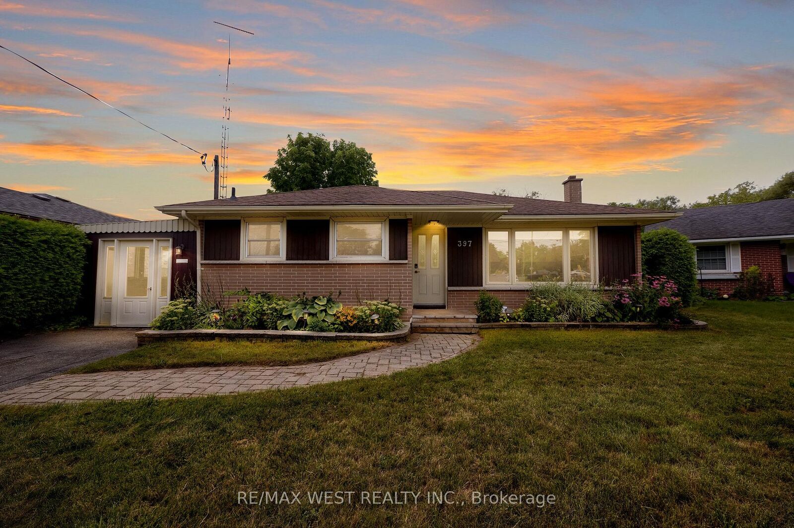 Property Photo:  397 Brentwood Avenue Main  ON L1G 2S7 