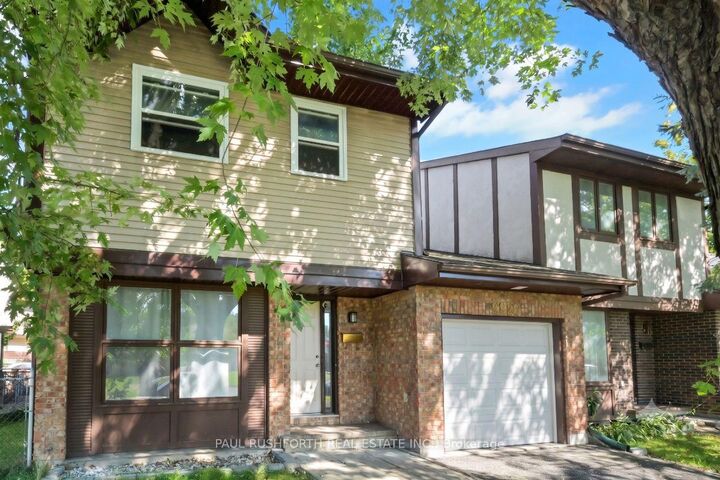 Property Photo:  2523 Hunters Point Crescent  ON K1T 2A3 