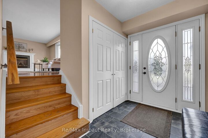 Photo de la propriété:  702 Westdale Court  ON L1J 5B5 