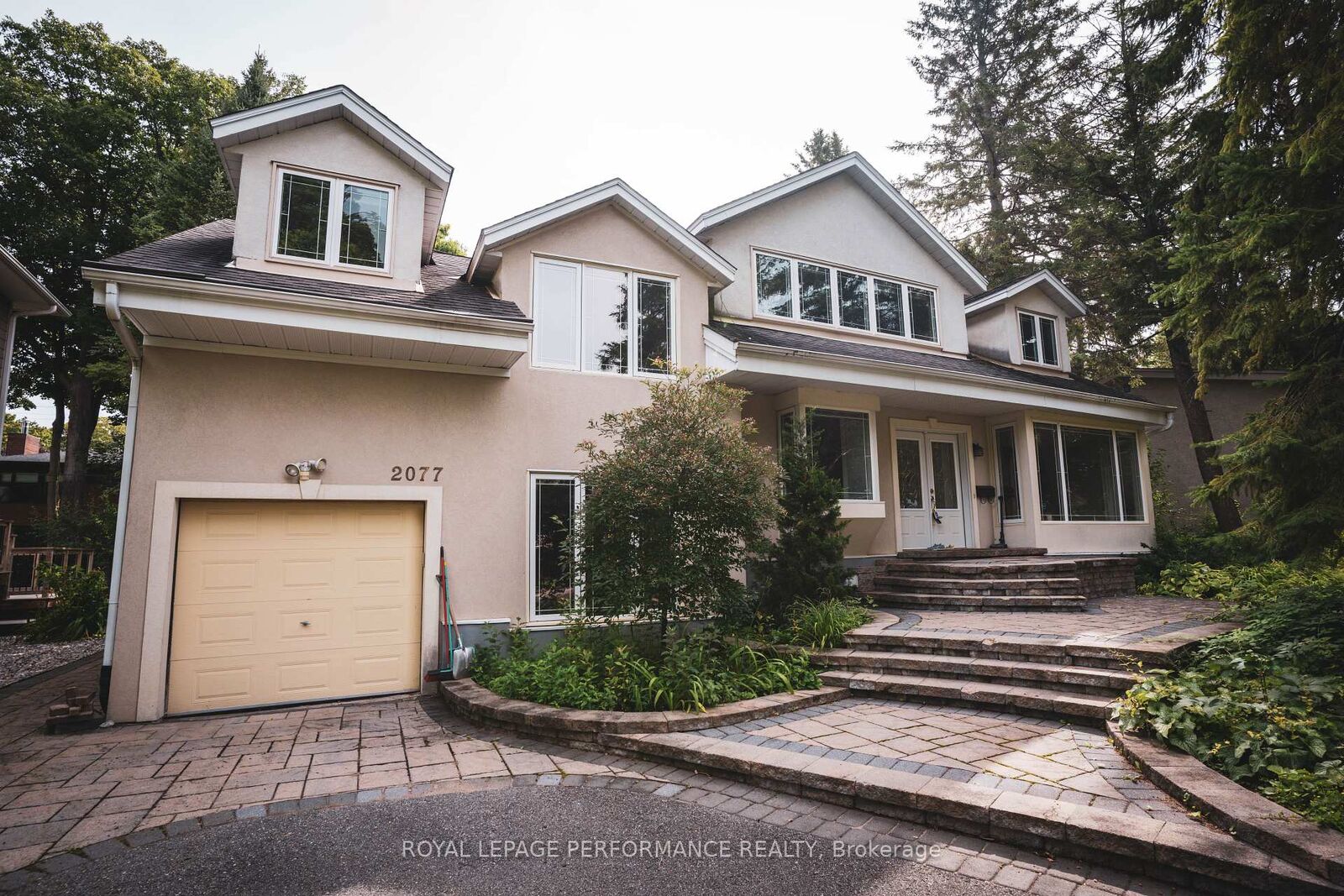 Property Photo: 2077 Palmer Avenue ON K1H 5Z3