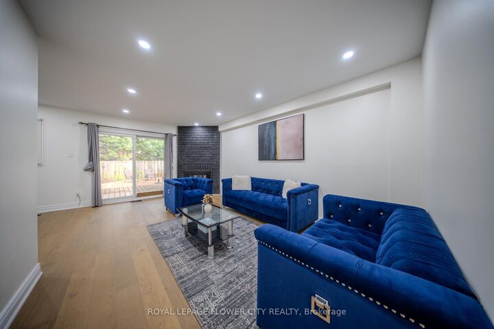 6 Crenshaw Crescent — photo 1
