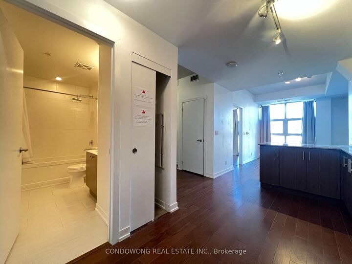 Property Photo:  10 Willison Square 1012  ON M5T 0A8 