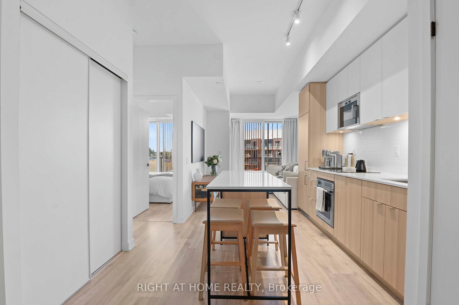 Property Photo: 220 Missinnihe Way 403 ON L5H 0A9
