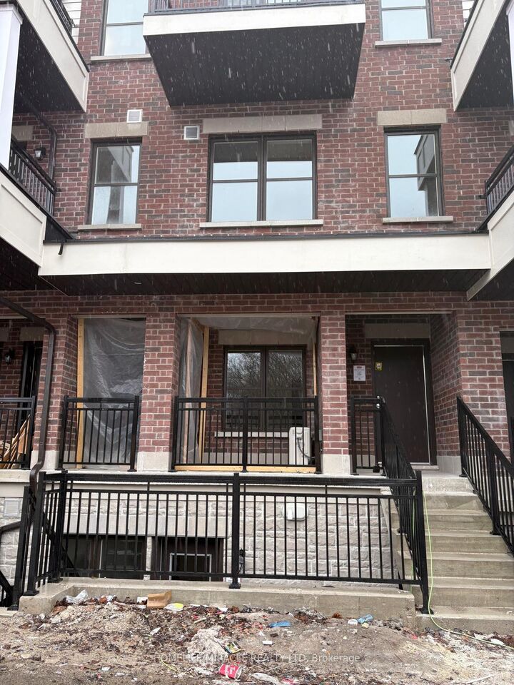 Property Photo: 15100 Yonge Street 211 ON L4G 4C8