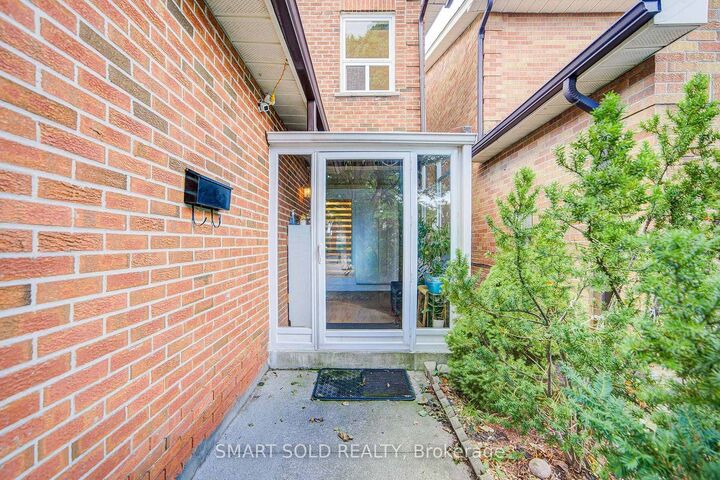 Property Photo:  857 Messenger Meadow Drive  ON L5C 3T1 