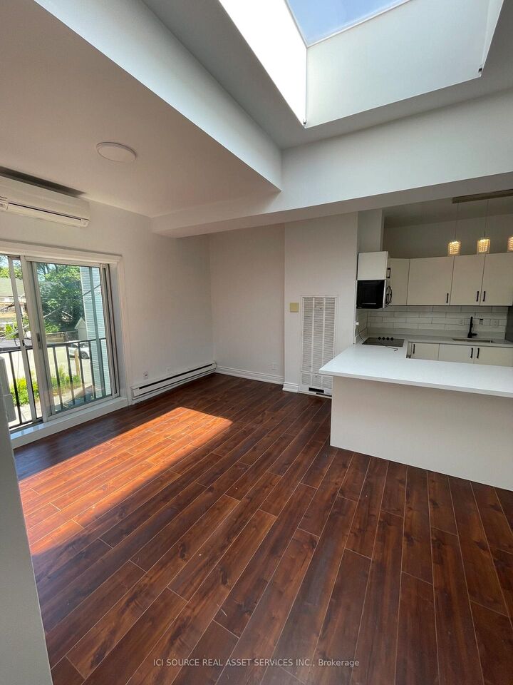 Property Photo:  754 Queen Street E 4  ON M4M 1H4 