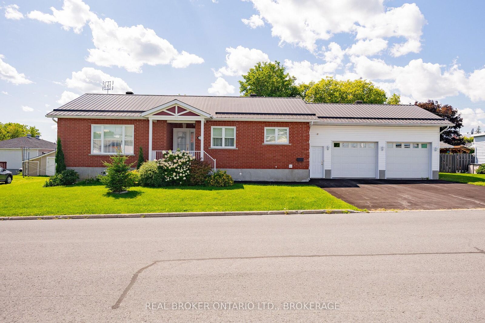 Property Photo:  238 Bishop Street S  ON K0C 1A0 
