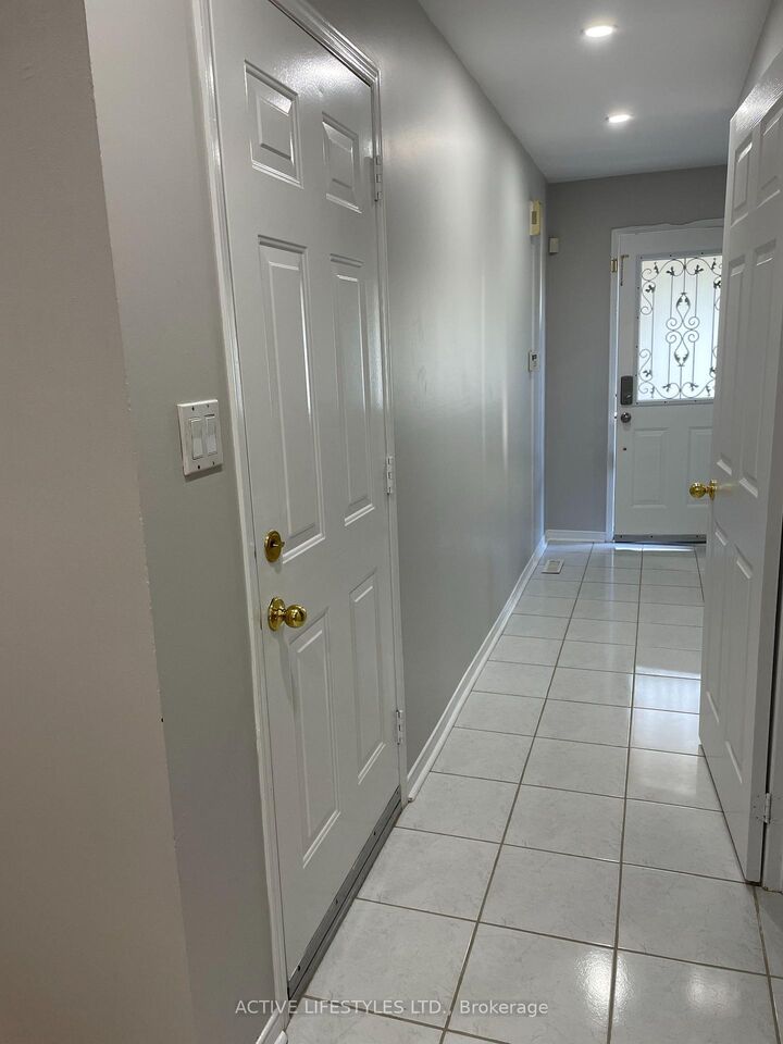 Property Photo: 7647 Doverwood Drive ON L5N 8J2