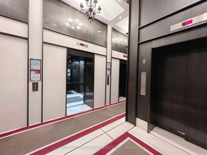 Property Photo:  197 Yonge Street 5006  ON M5B 1M4 