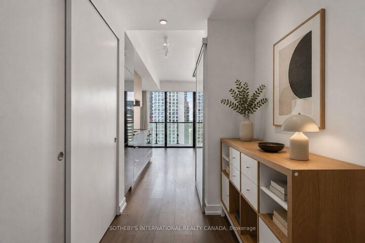 Property Photo:  161 Roehampton Avenue 3001  ON M4P 0C8 