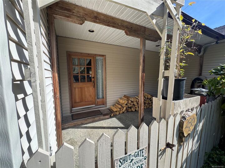 Property Photo:  280 Binnacle Rd #A  BC V0R 1B0 