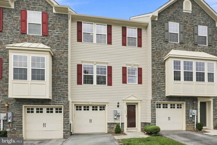 Property Photo: 1281 Stonehaven Way PA 17403