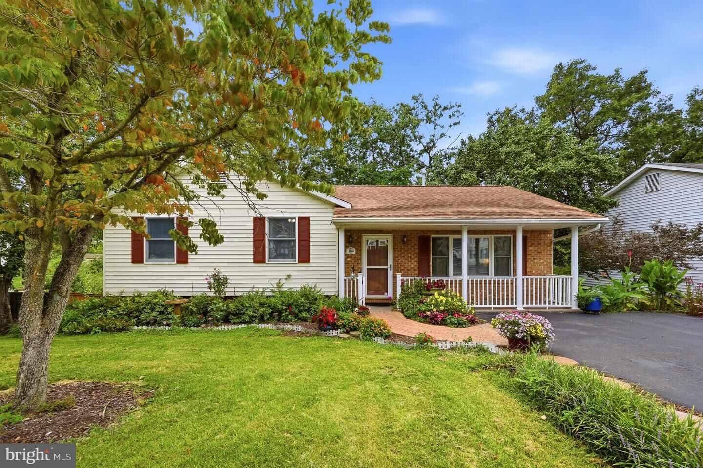 Property Photo: 109 Keswick Court VA 22602