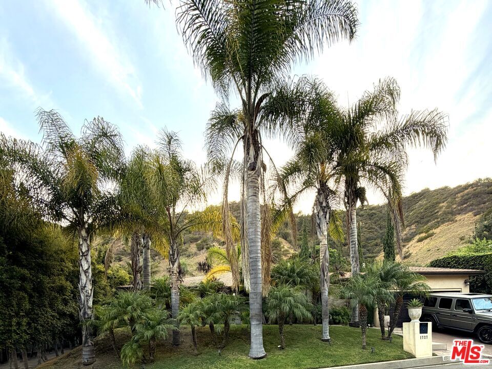 Property Photo: 1727 San Ysidro Dr CA 90210