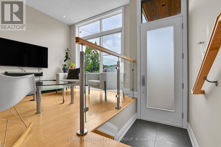 Property Photo:  376A Wilmont Avenue  ON K2A 0B1 
