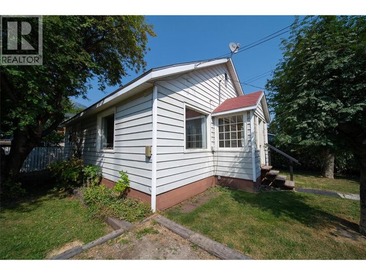 Property Photo:  691 3rd Avenue  BC V0B 1M0 