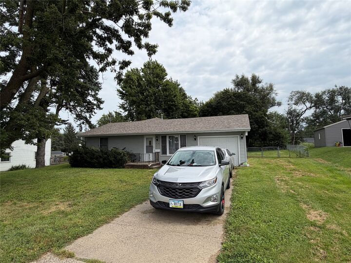 Property Photo:  404 E 25th Street S  IA 50208 