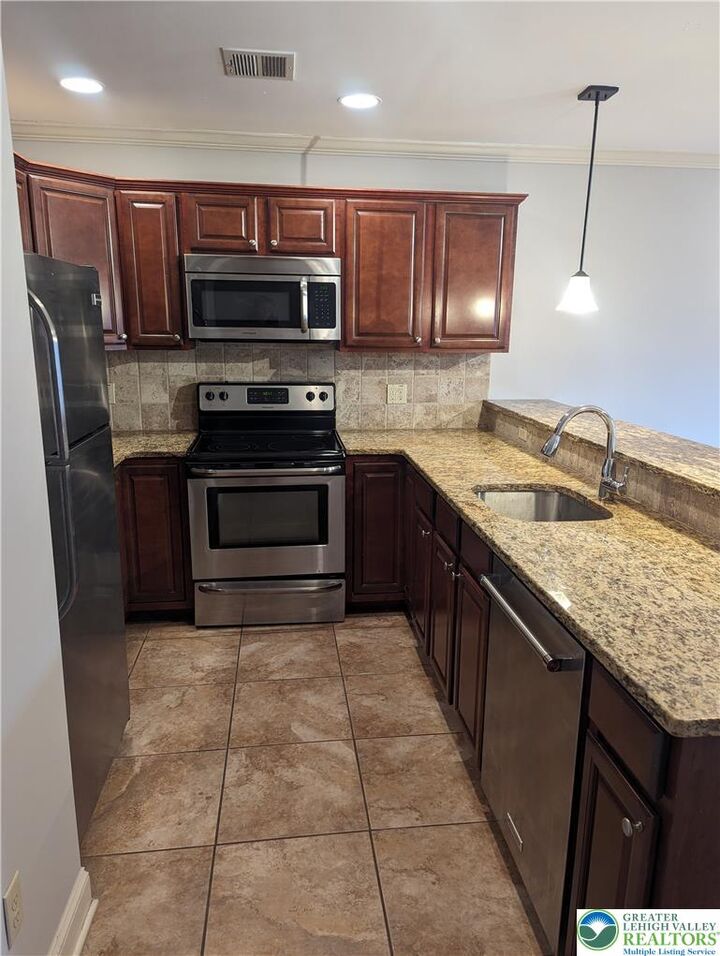 Property Photo: 128 W 4th Street 2R PA 18015