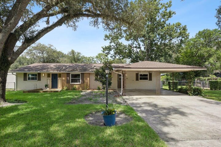 Property Photo: 405 Oakhurst Street FL 32701