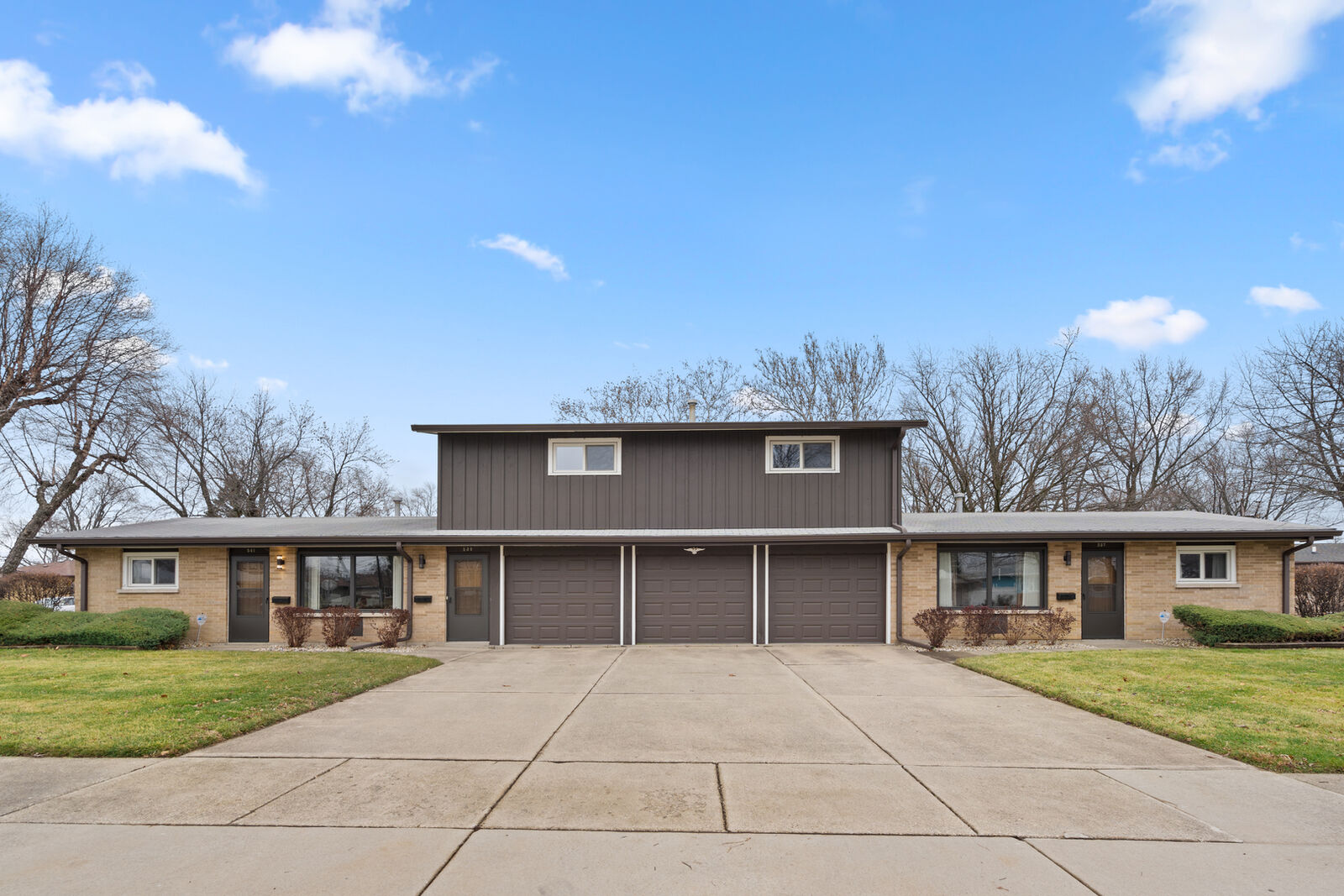 Property Photo: 541 N Edgelawn Drive 541 IL 60506