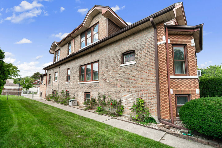 Property Photo:  4006 Sunnyside Avenue  IL 60513 