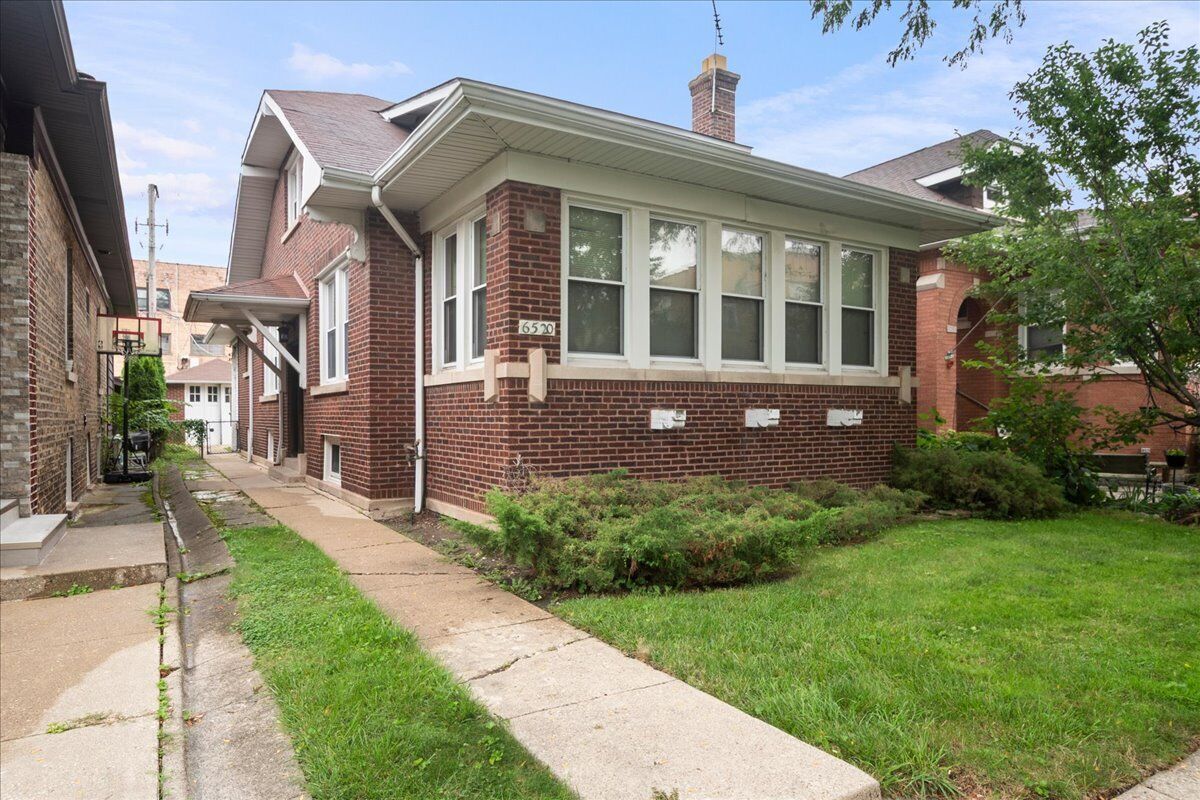 Property Photo:  6520 N Fairfield Avenue  IL 60645 