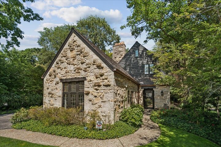 Property Photo:  315 N Deere Park Drive  IL 60035 