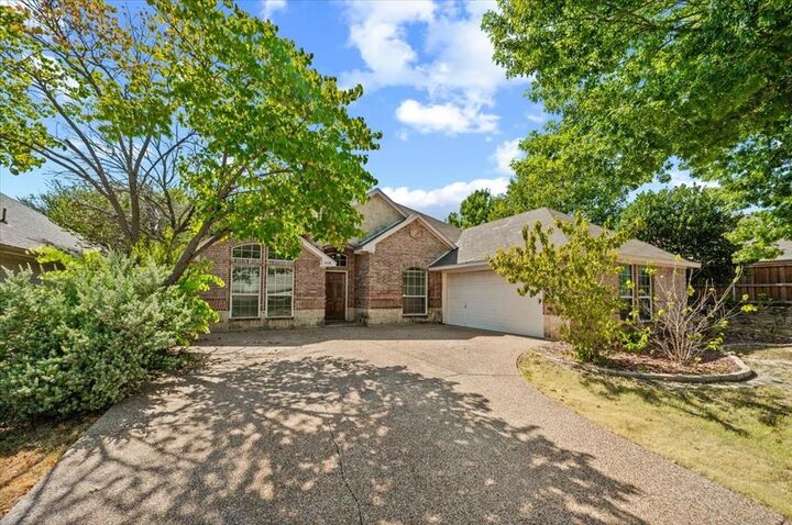 Property Photo: 7408 Rolling Hills Drive TX 76126