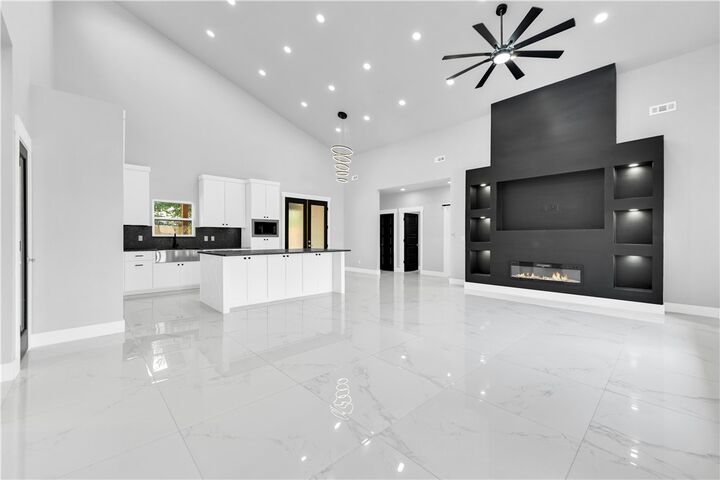 Property Photo: 2708 W Gum Street AR 72758