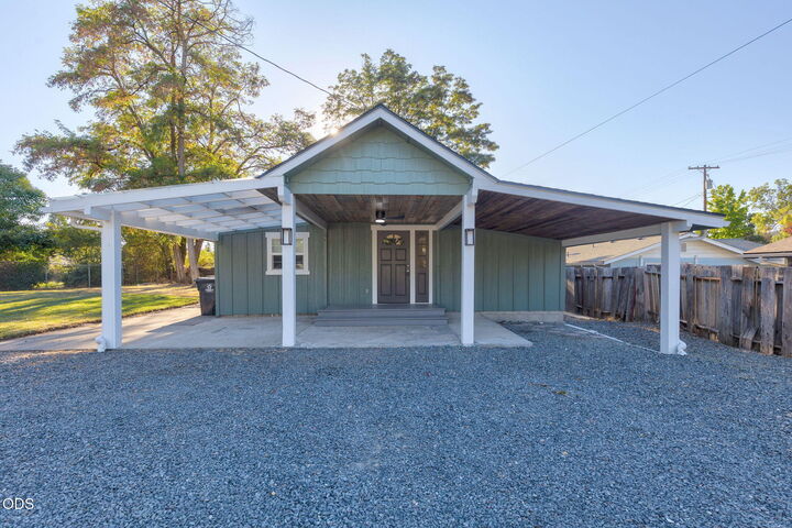 Property Photo:  1102 SW Oak Street  OR 97526 