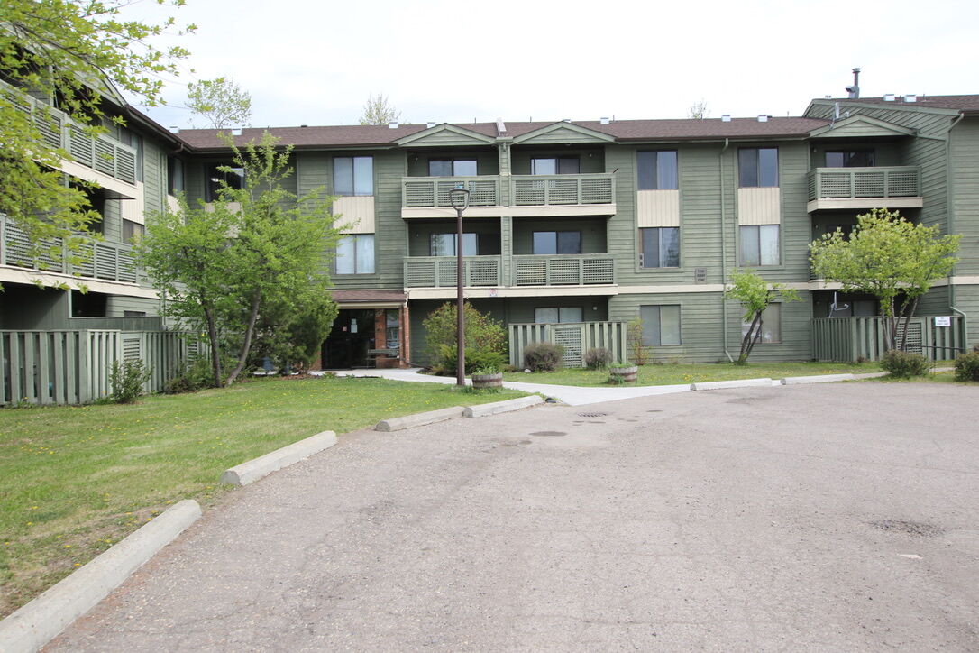 Property Photo: 185 Chamberlain Crescent 302 BC V0C 2W0