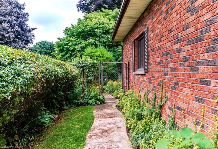 Property Photo: 99 Berkley Crescent ON N3Y 4N1