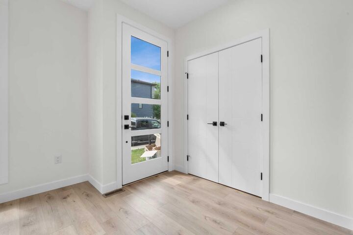 Property Photo:  2352 7 Street NW  AB T2M 1T1 