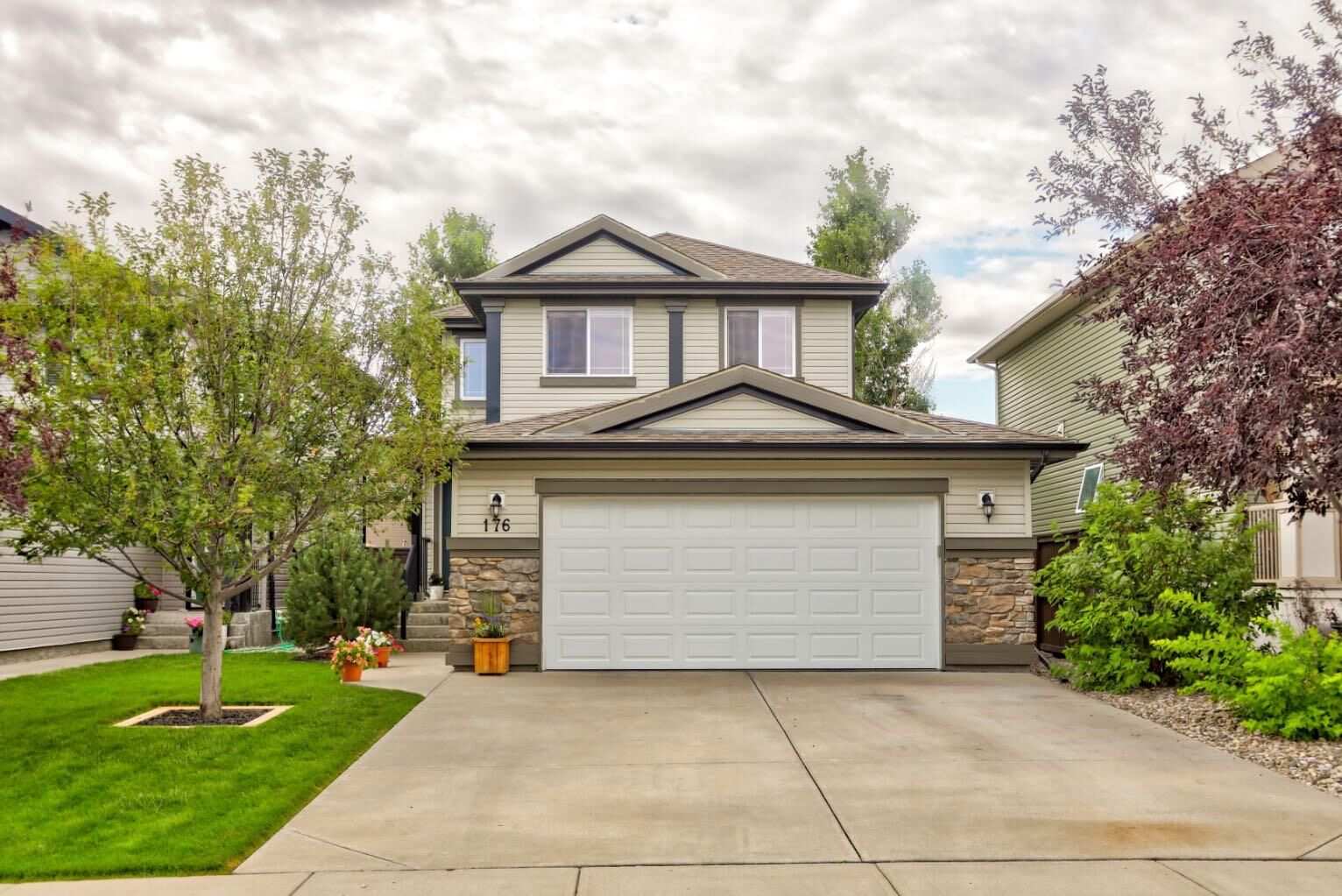 Property Photo: 176 Coalbanks Boulevard W AB T1J 4A7