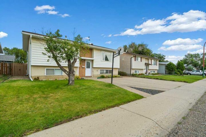 Property Photo:  130 Hull Crescent NE  AB T1C 1E1 