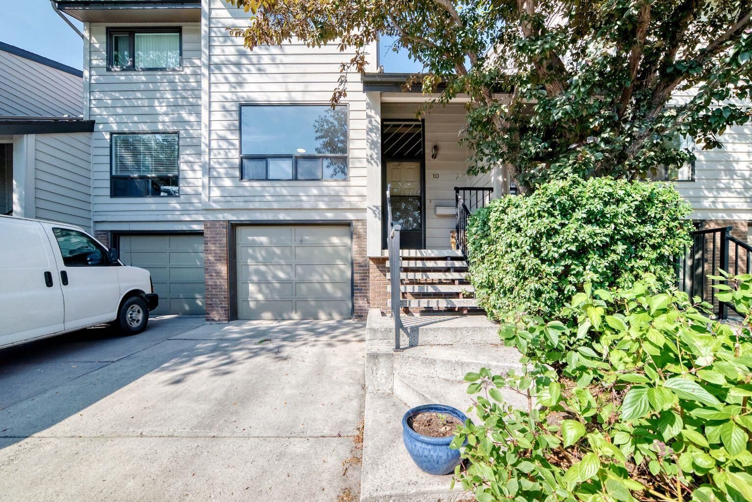 Property Photo: 3302 50 Street NW 10 AB T3A 2C6
