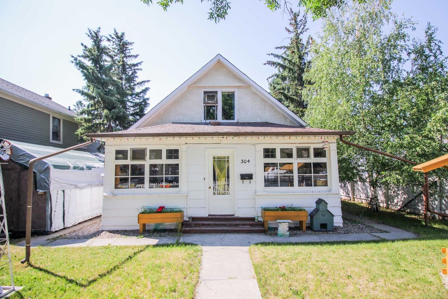 Property Photo:  304 7A Avenue S  AB T1J 1N4 