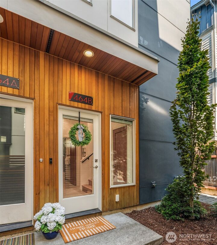 Property Photo: 464 NE Maple Leaf Place B WA 98115
